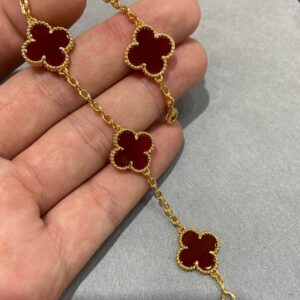 Elegant clover bracelet for her
