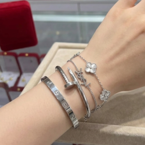 Silver Luxury-Inspired 4-Piece Bracelet Stack (طقم أساور فضي فاخر من 4 قطع)